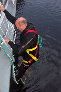 Подъем человека из воды. Спасательная сеть Маркуса. Сетка Маркуса спасательная. Спасательные сети на судне. Сетка спасательная для подъема человека из воды.